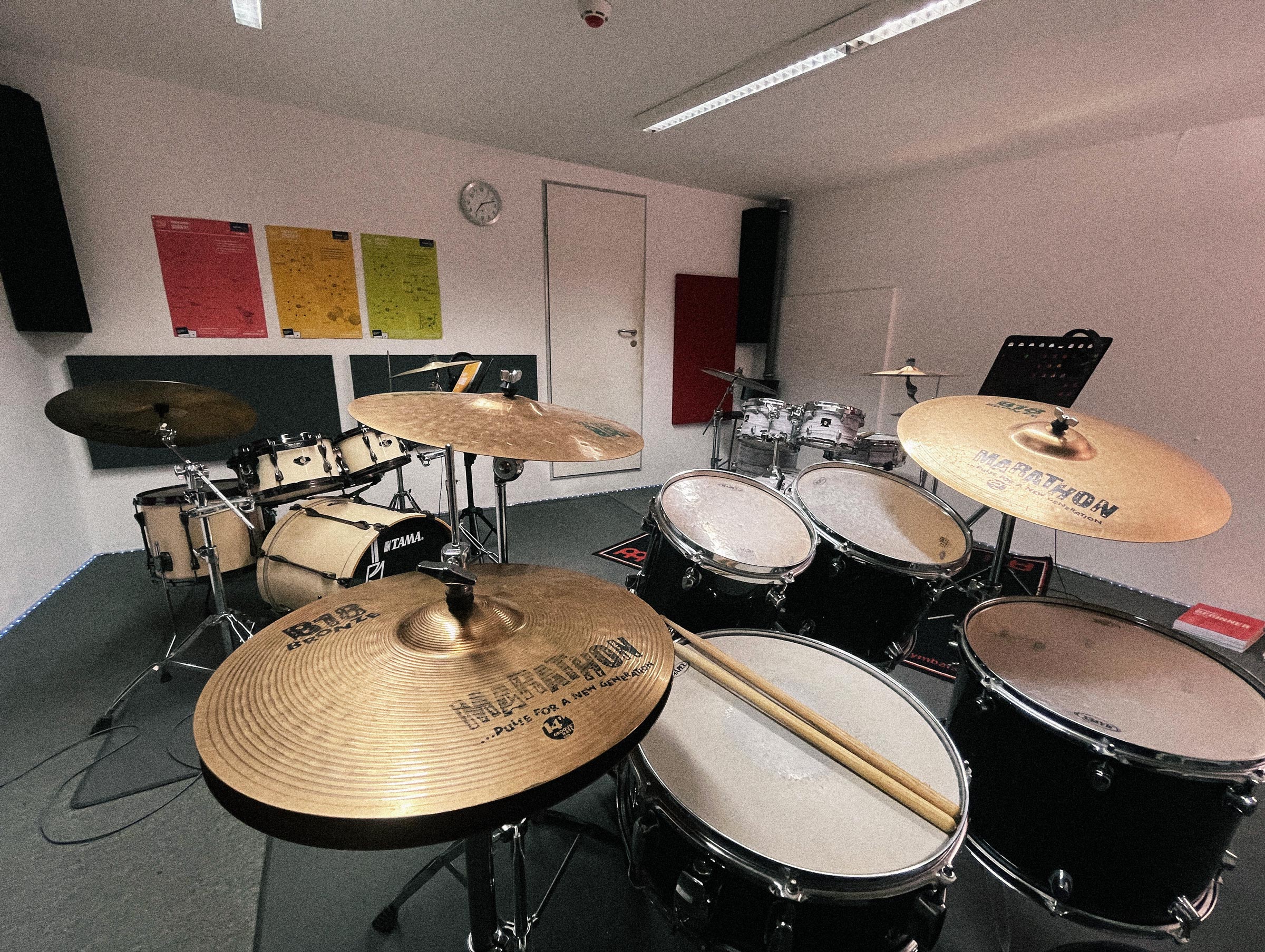 Unterrichtsraum mit Drumsets für Schlagzeugunterricht in Heidelberg