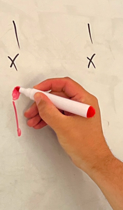 Hand notiert Schlagzeug-Noten mit einem Marker auf einem Whiteboard